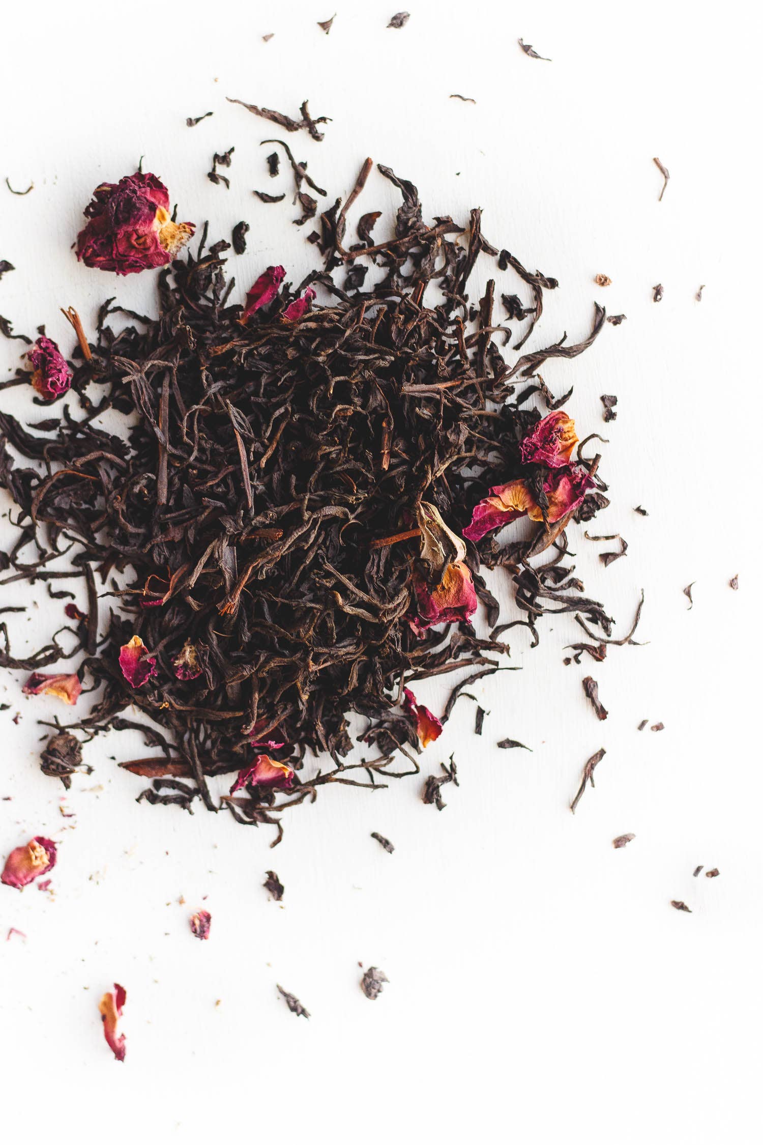Single-origin Malawi black tea leaves with rose petals