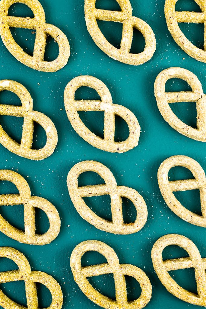 Winnie Lou Greens & Cheddar Pretzels dog treats